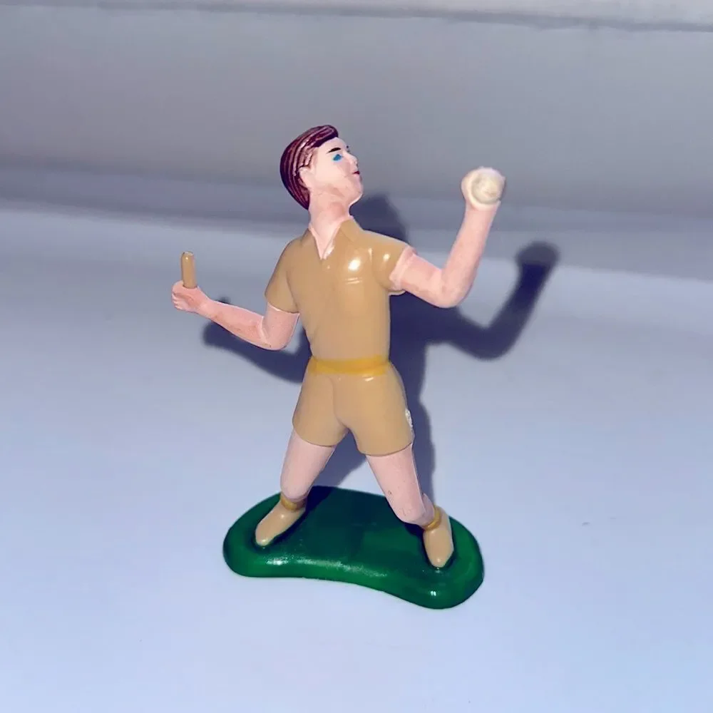 Vintage hard plastic male tennis player cake topper/tennis racket is missing‎